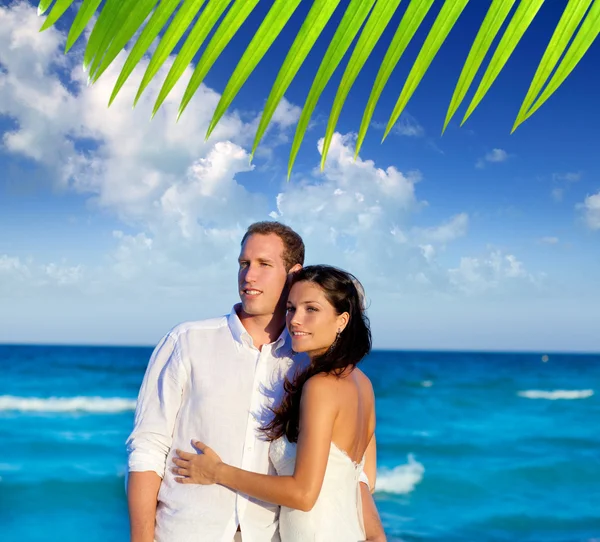 Couple amoureux étreinte en bleu mer vacances — Photo
