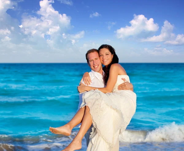 Couple in love hug in blue sea vacation — Stock Photo, Image