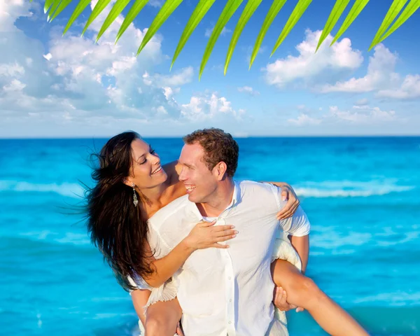 Par i kärlek kombitrafik spelar i beach — Stockfoto