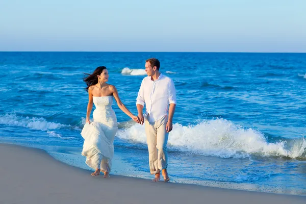Mediterrane paar wandelen in blauwe strand — Stockfoto
