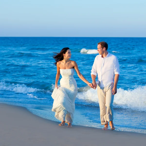 Mediterrâneo casal andando na praia azul — Fotografia de Stock