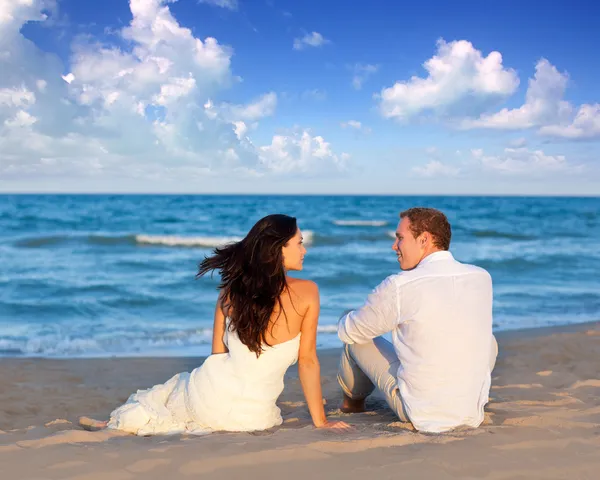 Pareja enamorada sentada en la playa azul —  Fotos de Stock