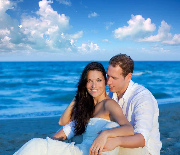 Couple in love sitting in blue beach — Stock Photo, Image