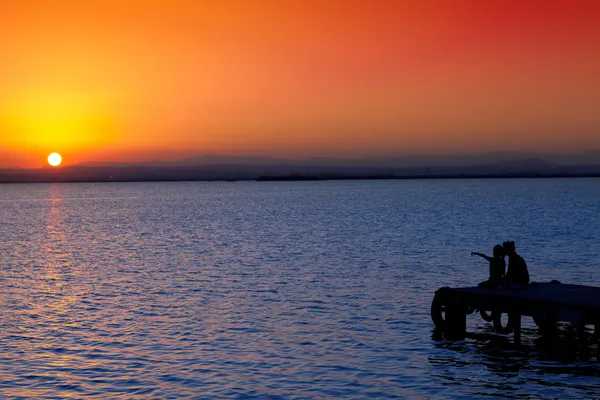 Madre e figlia al tramonto molo lago — Foto Stock