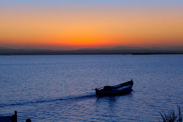Barco ao pôr do sol em Albufera lago Valência — Fotografia de Stock