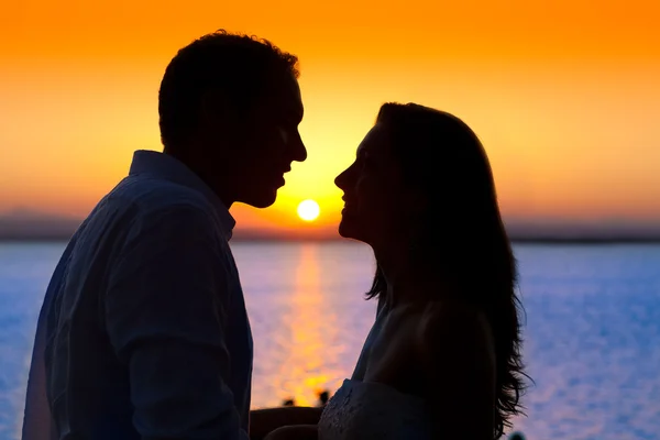 Couple profil coucher de soleil contre-jour en mer orange — Photo