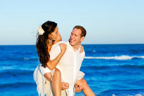 Copuple vacanza al mare in viaggio di nozze — Foto Stock