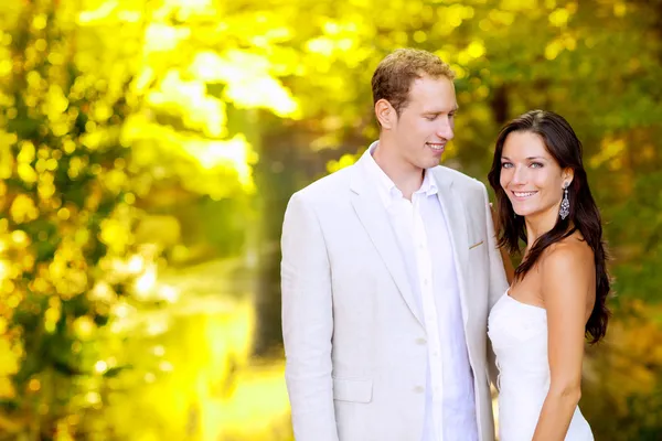 Casado casal no parque de lua de mel — Fotografia de Stock