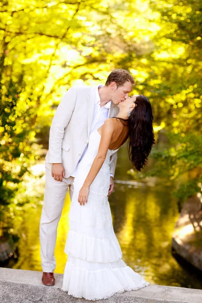 Casal beijando no parque ao ar livre lua de mel — Fotografia de Stock