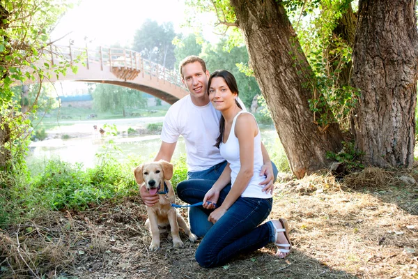 Bella coppia con cucciolo nel fiume — Foto Stock