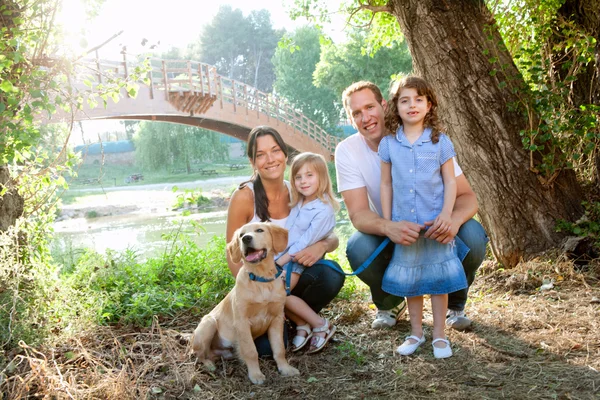 Rodina v přírodě, venkovní s psem — Stock fotografie