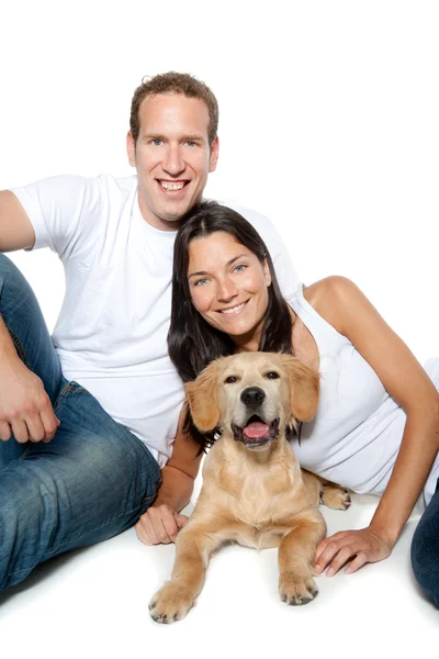 Casal no amor cachorrinho cão golden retriever — Fotografia de Stock