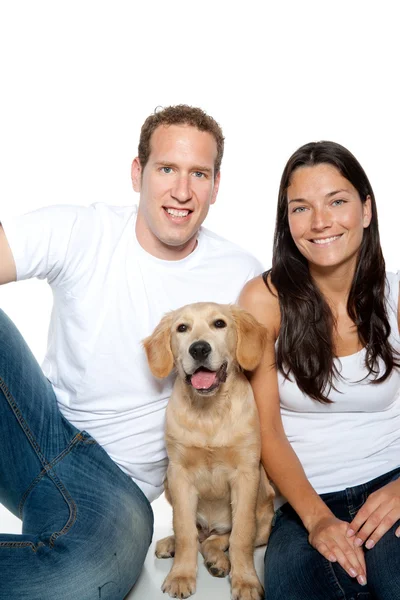 Paar in liefde pup hond gouden retriever — Stockfoto