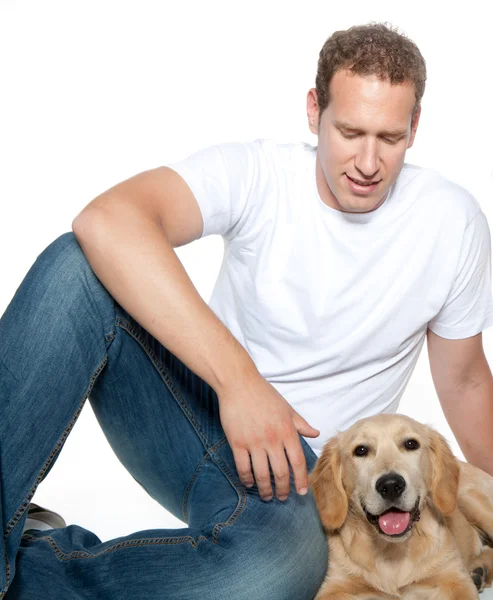 Человек с собакой золотистый ретривер щенок — стоковое фото