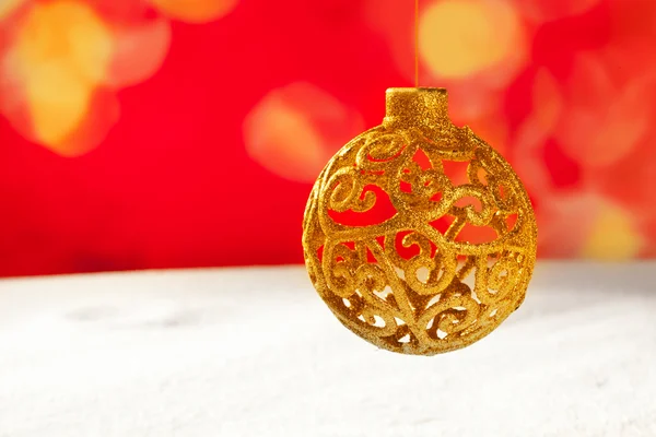 Arabesque christmas gyllene småsak på snö — Stockfoto