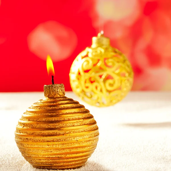 Різдвяна золота свічка і валяння на снігу — стокове фото