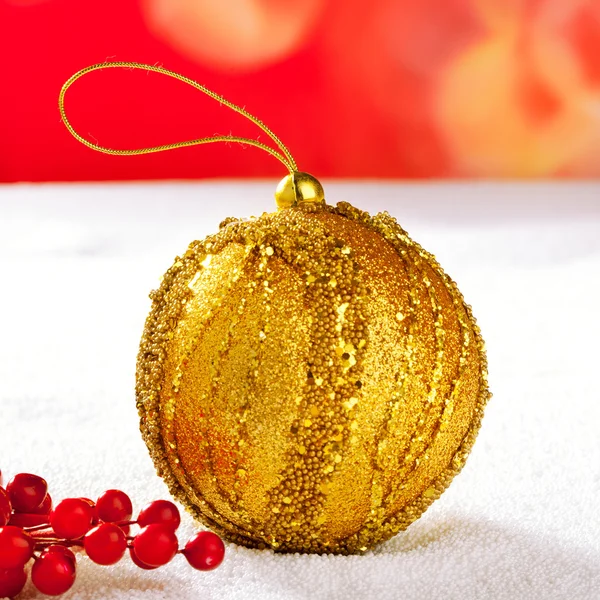 Cartão de Natal de bagas de bugiganga de ouro em neve — Fotografia de Stock