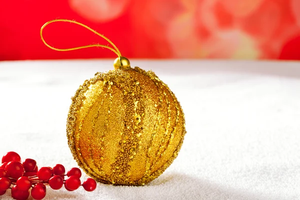 Noel kartı kar üzerinde biblo altın çilek — Stok fotoğraf