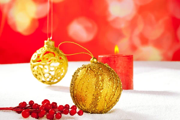 Karácsonyi kártya arany baubleand gyertya — Stock Fotó