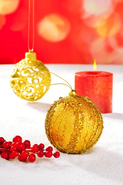 Karácsonyi kártya arany baubleand gyertya — Stock Fotó
