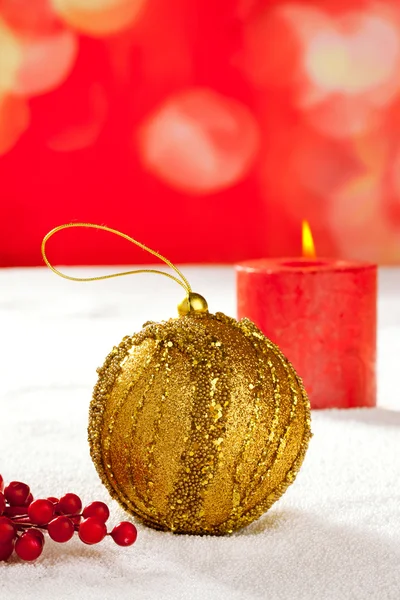 Tarjeta de Navidad de oro baubleand vela —  Fotos de Stock