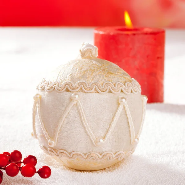화이트 벨벳 값싼 물건과 촛불의 크리스마스 카드 — 스톡 사진