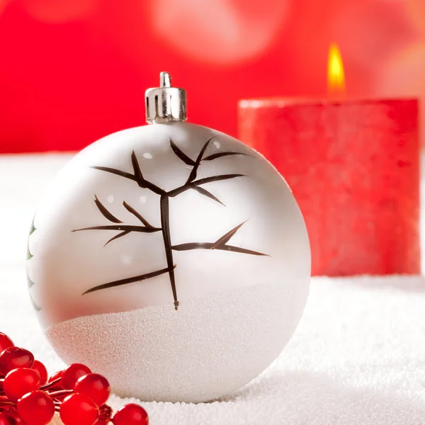 Noel kartı ağaç biblo ve kırmızı mum — Stok fotoğraf