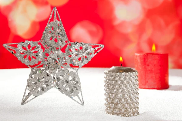 圣诞贺卡的银色星和雪上的蜡烛 — 图库照片