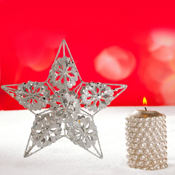 Tarjeta de Navidad de estrella de plata y vela en la nieve — Foto de Stock