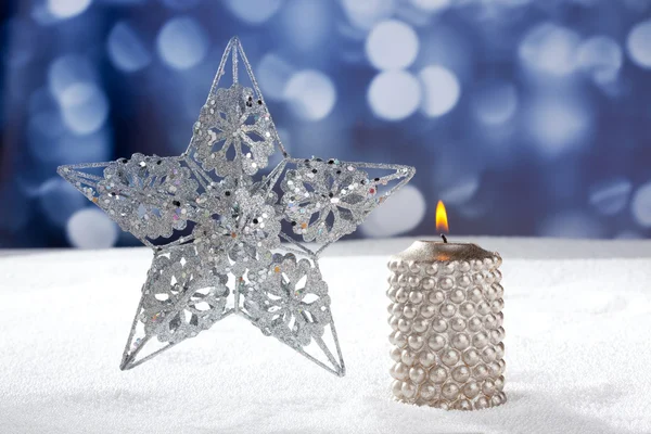 Carte de Noël étoile d'argent et bougie sur neige — Photo