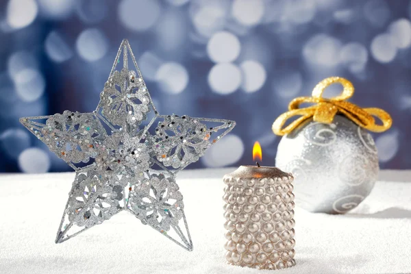 Noel kartı Gümüş Yıldız biblo ve mum — Stok fotoğraf