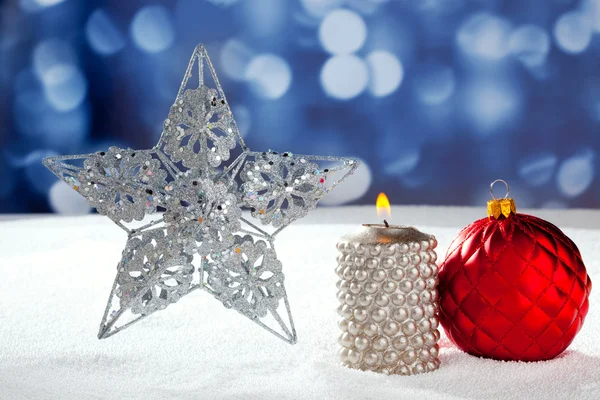 Рождественская открытка из серебряной побрякушки и свечи — стоковое фото