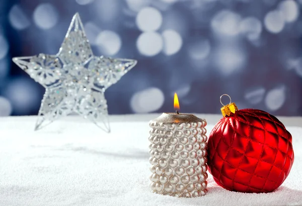 Різдвяна листівка з срібною зіркою і свічкою — стокове фото