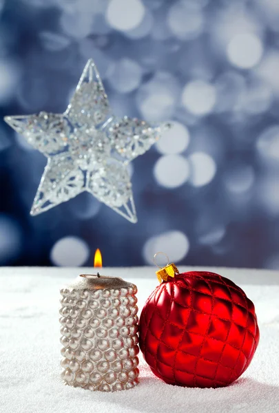 Weihnachtskarte aus silberner Sternenkugel und Kerze — Stockfoto