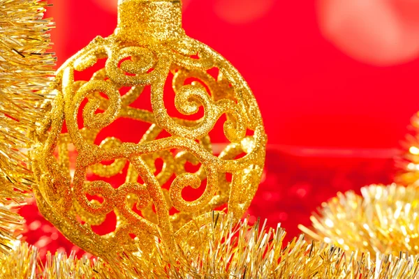 Kerstkaart gouden bauble en klatergoud — Stockfoto