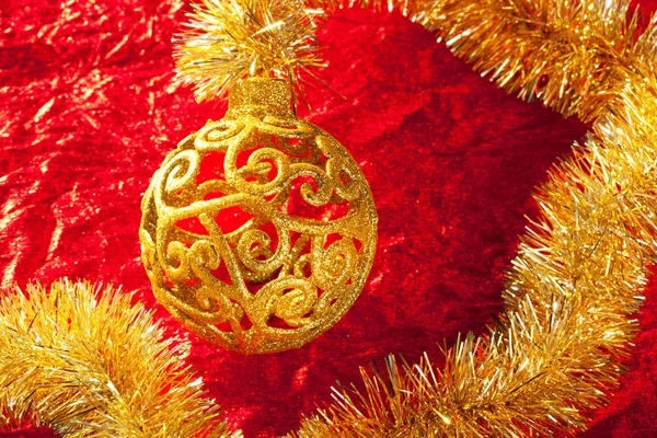 Carte de Noël boule dorée et tinsel — Photo