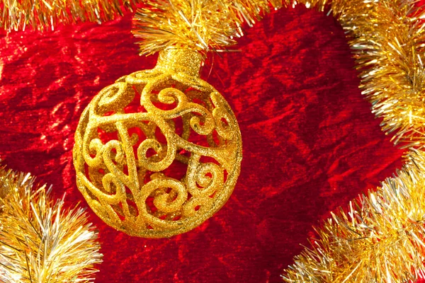 Weihnachtskarte goldene Christbaumkugel und Lametta — Stockfoto