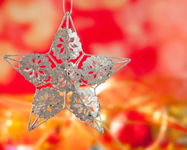 Vánoční přání Stříbrnou hvězdou a červené rozostření — Stock fotografie