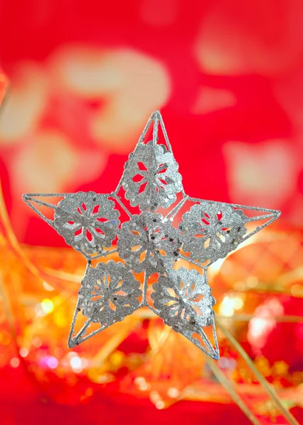 Biglietto di Natale di stella d'argento e sfocatura rossa — Foto Stock