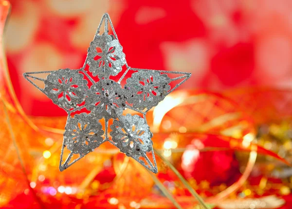 Biglietto di Natale di stella d'argento e sfocatura rossa — Foto Stock