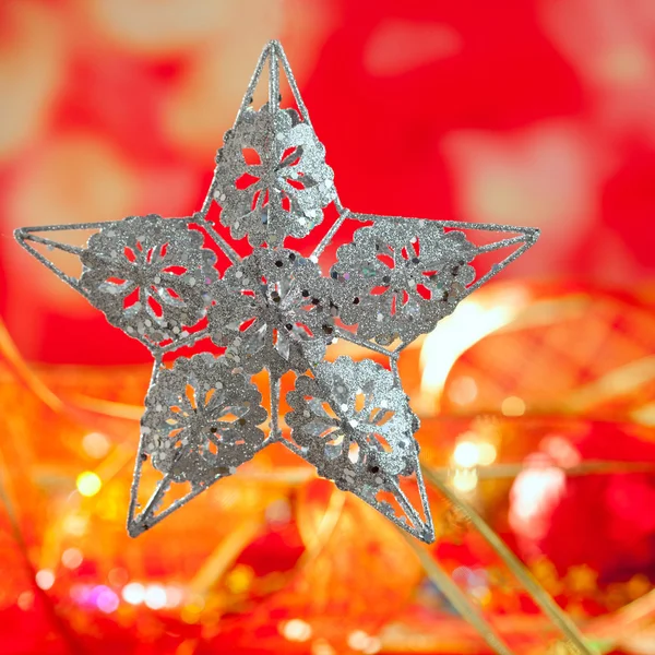 圣诞贺卡的银色星和红色模糊 — 图库照片