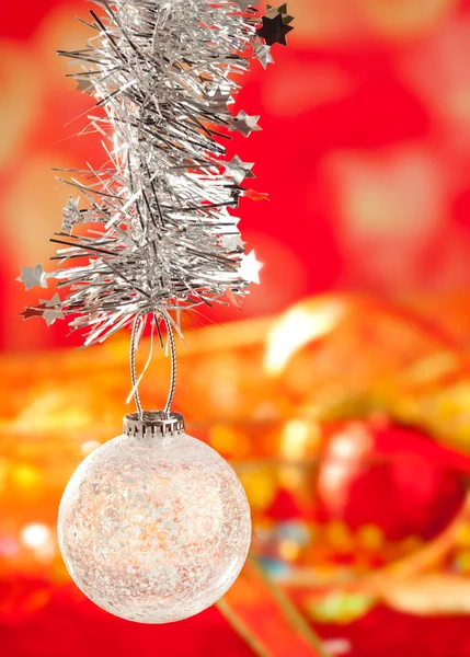 Christmas tinsel snow crystal småsak på röd — Stockfoto