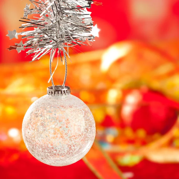 Weihnachten Lametta Schneekristall-Christbaumkugel auf rot — Stockfoto