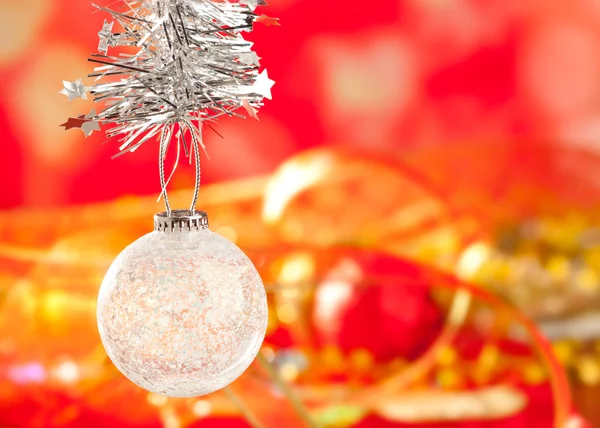 Weihnachten Lametta Schneekristall-Christbaumkugel auf rot — Stockfoto