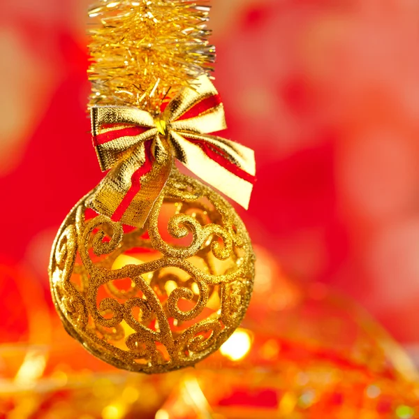 Χριστούγεννα στολίδια χρυσή λάμψη μπιχλιμπίδι βρόχο — Φωτογραφία Αρχείου