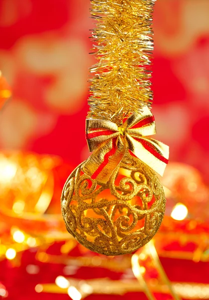 クリスマス見掛け倒しの黄金の輝きの安物の宝石ループ — ストック写真