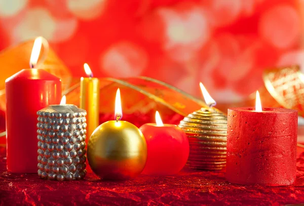 Vánoční přání svíčky červené a zlaté v řadě — Stock fotografie
