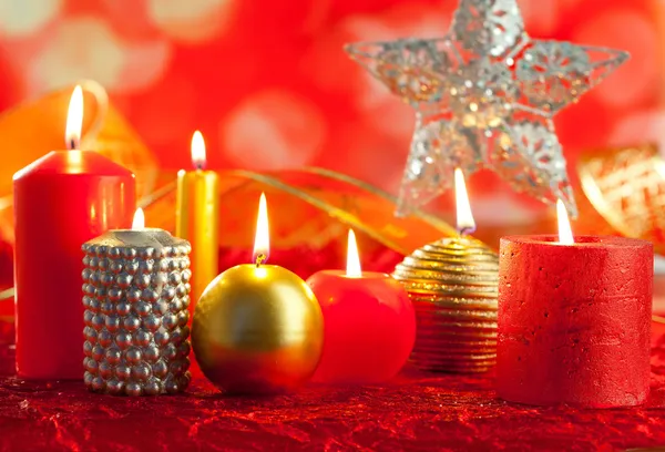 Piros és arany, egy sor karácsonyi kártya gyertyák — Stock Fotó