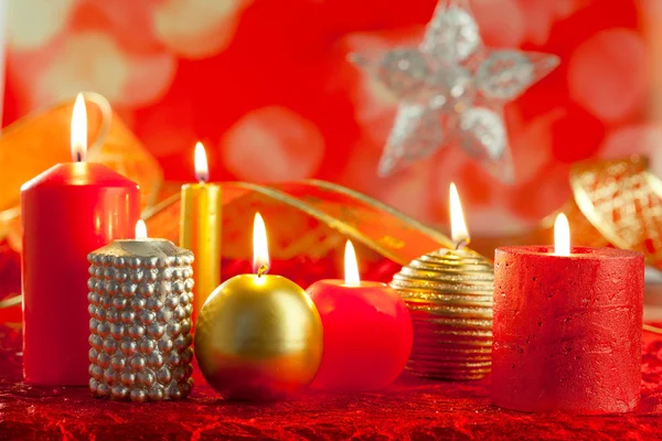 Kerstkaart kaarsen rode en gouden in een rij — Stockfoto