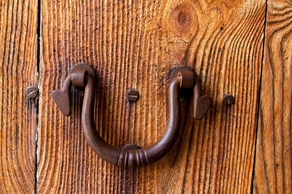 Традиционная ржавая металлическая дверная ручка Ибицы — стоковое фото